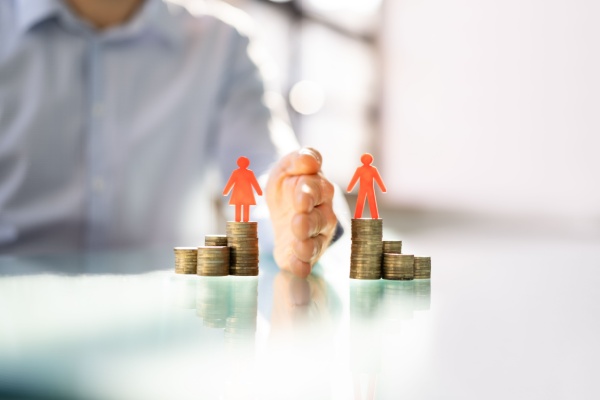 Destinée à couvrir les besoins des enfants, la pension alimentaire n’en demeure pas moins imposable pour le bénéficiaire. Pourtant, son imposition alourdit la fiscalité du bénéficiaire et réduit dans le même temps les ressources réellement consacrées à l’entretien. Face à cette situation, une réforme de ce régime serait-elle envisageable ?