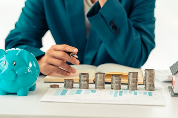 Actuellement, les « frais bancaires de succession », c’est-à-dire les frais facturés par les banques pour réaliser des opérations sur les comptes d’un client décédé, ne sont pas réglementés. Il a ainsi été constaté une forte disparité des prix pratiqués par les banques ou les établissements entre eux. Cette situation prendra fin le 13 novembre 2025, date à laquelle le cadre mis en place par l’État entrera en vigueur.