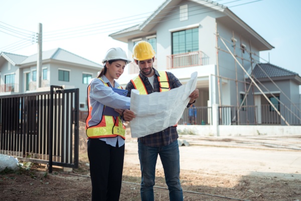 Dans le cadre d’un contrat de construction de maison individuelle (CCMI), le constructeur qui souhaite faire appel à un sous-traitant doit lui garantir le paiement des sommes qui lui sont dues. Quelle que soit la forme retenue pour cette garantie, il est obligatoire qu’elle soit mise en place, sous peine d’engager la responsabilité pénale du constructeur. Comme cela vient d’être récemment rappelé à un entrepreneur…