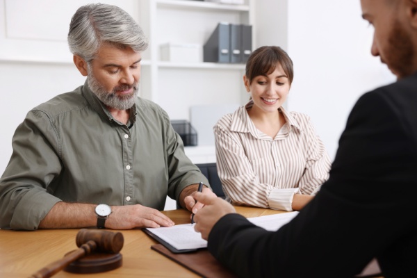 Pour engager la responsabilité de quelqu’un, et obtenir une réparation, il faut prouver une faute, un préjudice et un lien de causalité entre les 2. Or, le lien de causalité peut parfois être remis en cause. Une récente affaire illustre ce principe, sur fond de rectification fiscale et de responsabilité d’un avocat et d’un notaire…