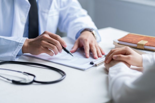 Les services de prévention et de santé au travail interentreprises (SPSTI) sont des associations mises en place par des employeurs afin de mettre en place des mesures de prévention des risques professionnels. Lorsqu’ils interviennent dans des territoires aux offres de santé limitées, ils peuvent faire appel à des médecins correspondants… Comment ?