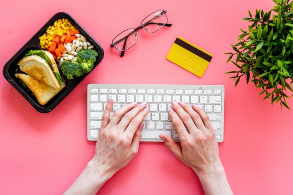 Alors que les titres-restaurant constituent un avantage social ancré dans la vie des salariés, leur attribution aux salariés en télétravail a pu susciter certaines interrogations. Faut-il réserver ce bénéfice à ceux présents sur site, ou l’étendre à tous ceux dont la journée de travail comprend un repas, et donc à ceux qui sont aussi en télétravail ? Réponse du juge…
