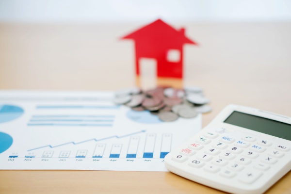 La Caisse de garantie du logement locatif social (CGLLS) est un établissement public intervenant dans le financement et la régulation du secteur du logement social. Pour financer ses activités, les professionnels du secteur doivent lui verser une cotisation annuelle. Pour quel coût ?