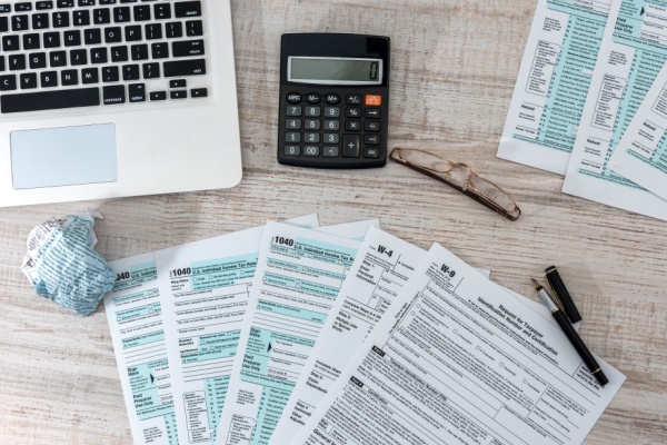 La nouvelle contribution visant à garantir un taux d’imposition minimal de 20 % pour les plus hauts revenus entre en scène. Dès décembre 2025, les foyers dont le revenu fiscal de référence dépasse un certain montant devront verser un acompte représentant 95 % de la contribution estimée. Un simulateur est désormais disponible pour anticiper ce calcul. On fait le point…