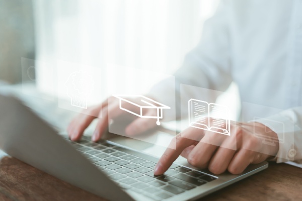 Bonne nouvelle pour les centres de formations d’apprentis : la liste des formations principalement suivies à distance qui échappent à la minoration du financement par les OPCO vient d’être publiée. Quelles sont-elles ?