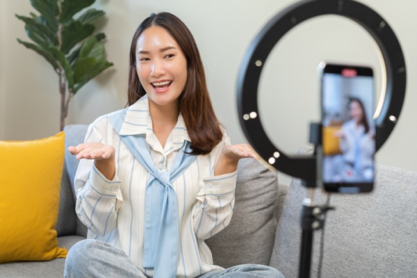 L’activité d’influence commerciale s’est vu imposer un cadre afin de lutter contre ses dérives. En 2023, le principe d’un contrat écrit entre l’influenceur et l’annonceur a été décidé. Ce contrat est-il nécessaire dans tous les cas ?