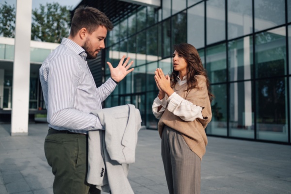 Dans une récente affaire, le juge a eu l’occasion de rappeler que les insultes de l’employeur par un salarié ne doivent pas mécaniquement conduire à son licenciement pour faute grave. Voilà qui mérite quelques explications…