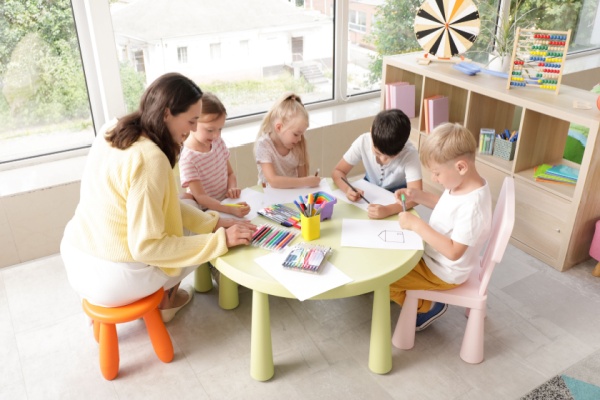 Afin d’assurer leur sécurité et leur bien-être, l’accueil des jeunes enfants fait l’objet de règles applicables au personnel encadrant. Ainsi, les professionnels autorisés à exercer ces missions sont listés par les pouvoirs publics, qui ont récemment élargi les qualifications acceptées…