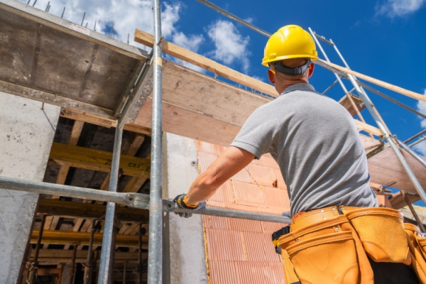 Afin de préciser le régime d’indemnisation des arrêts de travail pour intempéries propres au BTP, la réglementation a récemment été modifiée. L’objectif : clarifier le cadre réglementaire entourant la fixation du montant des indemnités journalières « chômage-intempéries »…