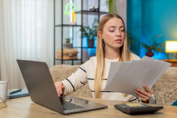 Bonne nouvelle pour les micro-entrepreneurs en difficulté : l’Urssaf réforme son mécanisme de remise gracieuse. Bientôt, ceux qui régularisent rapidement leur situation, qu’ils agissent après un signalement de l’Urssaf ou de leur propre initiative, pourront plus facilement bénéficier d’une remise des majorations et pénalités de retard, selon des conditions élargies et précisées.