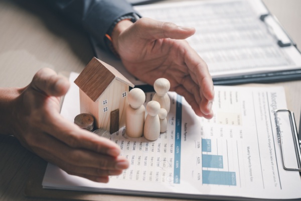 Les propriétaires de logements mis en location peuvent signer une convention avec la préfecture afin de bénéficier d’aides financières en réservant leur offre de logements à des personnes ayant des revenus ne dépassant pas un certain seuil. Si les redevances demandées sont également encadrées, les règles permettant leur calcul évoluent…