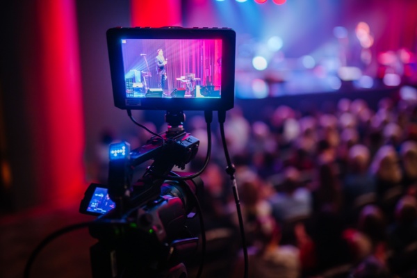 Afin de garantir une meilleure diversité de l’offre culturelle, le Gouvernement intervient pour assurer une représentation plus équitable des différents types de productions sur les services de médias audiovisuels à la demande : comment ?