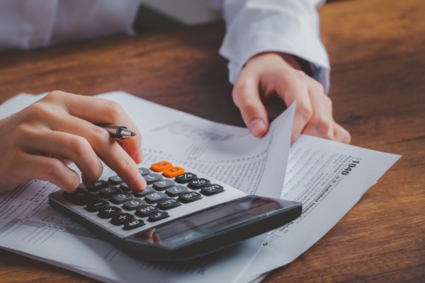 Les petites entreprises placées sous le régime simplifié d’imposition en matière de TVA ou de bénéfices industriels et commerciaux (BIC) bénéficient d’obligations déclaratives allégées. Mais pour cela, encore faut-il respecter certains plafonds de chiffre d’affaires qui viennent d’être actualisés pour 2026.