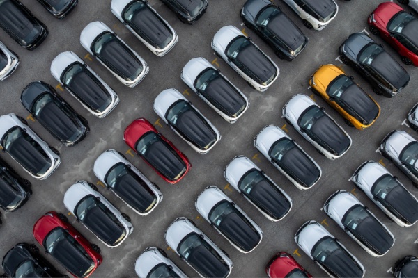 Le fichier des véhicules assurés (FVA) est un outil numérique, mis en place en 2019, pour lutter contre la non-assurance des véhicules et pour faciliter les recherches et les identifications. À présent, il permet également aux conducteurs de véhicules de vérifier le bon respect de leurs obligations en matière d’assurance…