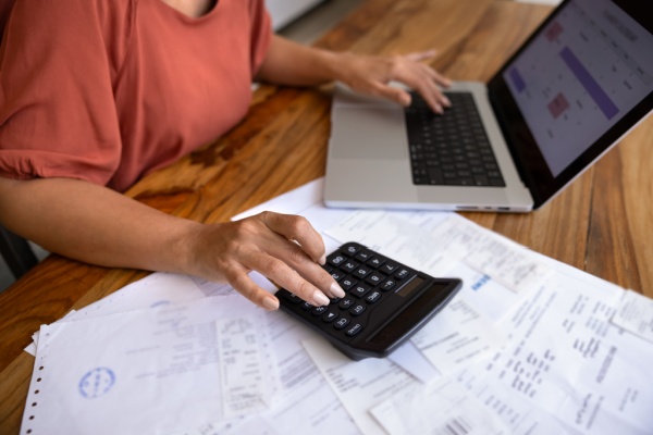 Si le crédit d’impôt pour emploi d’un salarié à domicile concerne, par définition, les services fournis à l’intérieur du domicile, pour autant il peut être accordé pour des services fournis à l’extérieur du domicile sous réserve du respect de conditions qui viennent d’être précisées par la loi de finances pour 2026. On fait le point…