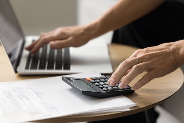 Pour le calcul de leur cotisation sur la valeur ajoutée des entreprises (CVAE), certaines entreprises implantées dans une zone urbaine en difficulté peuvent bénéficier d’une exonération ou d’un abattement plafonné. Des plafonds qui viennent d’être actualisés au titre de 2025…