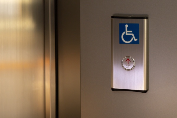 Parce que l’inclusion des personnes présentant un handicap dans l’espace public passe par des constructions adaptées, les pouvoirs publics ont développé un ensemble de règles visant à adapter et à penser le bâti en ce sens. Une étape supplémentaire a été franchie avec un cadre concernant les bâtiments neufs à usage professionnel.