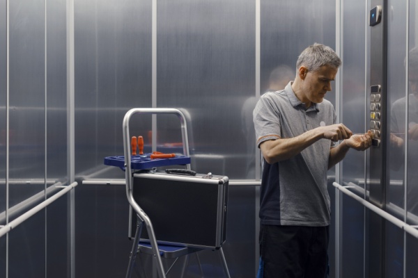 650 000 : c’est l’estimation du nombre d’ascenseurs composant le parc français, dont un peu moins de la moitié utilise des systèmes d’alertes et de communication basés sur la 2G ou la 3G. Or, l’utilisation de ces technologies va prendre fin progressivement, à partir du 31 mai 2026 et jusqu’en 2029. Une période de transition à laquelle doivent faire face les professionnels du secteur...