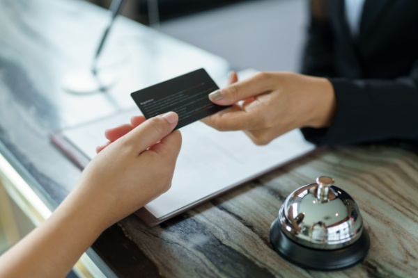 En matière de tourisme, de récentes mises à jour juridiques sécurisent les procédures administratives liées au secteur du tourisme, clarifient les règles de classement des communes et des hébergements, encadrent les frais d'immatriculation des opérateurs de voyages et modifient les conditions financières des réservations saisonnières.