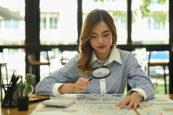 La profession de commissaire aux comptes est réglementée et, à ce titre, les professionnels l’exerçant doivent se conformer à un code de déontologie dans l’exercice de leurs fonctions. Un code de déontologie qui vient de faire l’objet d’un aménagement, notamment s’agissant des missions des commissaires aux comptes…