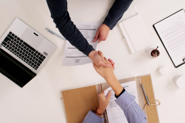 Remplaçant l’entretien professionnel depuis le 26 octobre 2025, l’entretien de parcours professionnel s’impose désormais dès la 1re année de présence, puis tous les 4 ans, avec un bilan récapitulatif tous les 8 ans. Dans une récente FAQ, le ministère du Travail apporte plusieurs éclairages pratiques sur son organisation et ses effets…