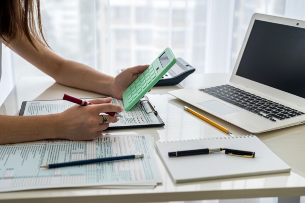 Le système du quotient permet d’atténuer la progressivité de l’impôt sur le revenu, notamment à l’occasion de la perception de revenus exceptionnels. Mais ce mode de calcul spécifique de l’impôt s’applique-t-il aux sorties en capital de plan d’épargne retraite (PER) ? Réponse…