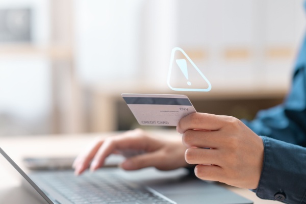 Alors que les modes opératoires de fraudes se diversifient, de nouvelles mesures sont mises en place pour renforcer les protections bancaires. Sont ainsi ciblées plus particulièrement les fraudes aux virements, aux prélèvements et aux chèques grâce à une meilleure circulation des informations et des alertes entre les établissements bancaires.