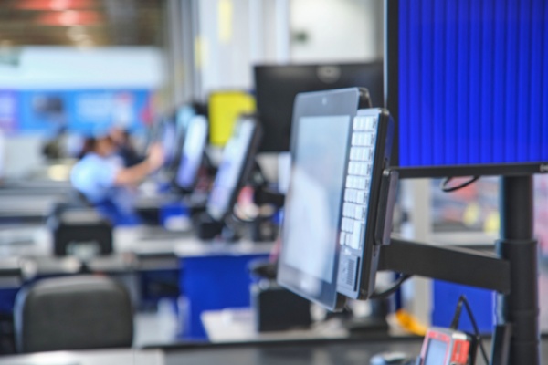 Alors que les éditeurs des logiciels de caisse avaient encore la possibilité jusqu’au 1er septembre 2026 de prouver leur conformité par la production d'une attestation individuelle avant la suppression définitive des logiciels auto-certifiés, la loi de finances pour 2026 redistribue les cartes. Comment ?