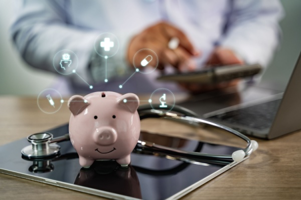 Les règles des contrats responsables évoluent avec de nouvelles prises en charge obligatoires sans reste à charge pour les fauteuils roulants et les prothèses capillaires. Mais pour laisser le temps aux organismes complémentaires d’adapter leurs contrats, une période de tolérance est prévue.