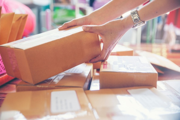 La loi de finances pour 2026 a créé une taxe de 2 € sur les importations d’articles contenus dans des envois de faible valeur, dits « petits colis ». Tour d’horizon du cadre fiscal régissant cette nouvelle taxe…