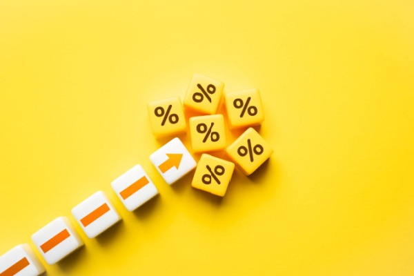 Dans une mise à jour récente, le bulletin officiel de la Sécurité sociale met fin aux hésitations nées de la loi de financement de la Sécurité sociale pour 2026 : la hausse de 30 % à 40 % du taux de la contribution patronale spécifique due sur certaines indemnités de rupture s’applique en fonction de la date de fin du contrat de travail. Voilà qui mérite quelques précisions…