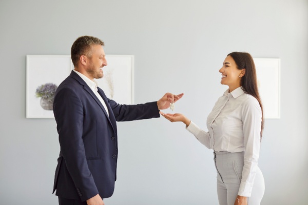 Le prêt social location-accession (PSLA) est un dispositif mis en place par l’État pour permettre à des ménages d’accéder à la propriété de leur résidence principale. Parmi les conditions d’application de ce dispositif, des plafonds de revenus pour les bénéficiaires, de redevances et de prix de vente sont imposés. Des plafonds qui ont été mis à jour…