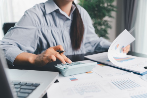 Les particuliers qui souscrivent au capital de fonds communs de placement dans l’innovation investis en titres de jeunes entreprises innovantes peuvent bénéficier, toutes conditions remplies, d’une réduction d’impôt. Dans ce cadre, les obligations déclaratives à respecter viennent d’être précisées.