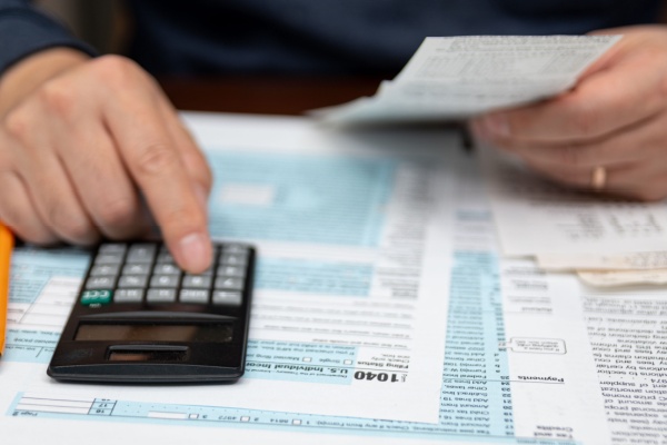 Vous souhaitez connaître le montant de votre impôt sur le revenu 2026, appliqué aux revenus perçus en 2025 ? Notez que vous pouvez dès à présent effectuer une simulation pour bénéficier d’une estimation, donnée à titre indicatif, via un outil officiel qui vient d’être mis en ligne…