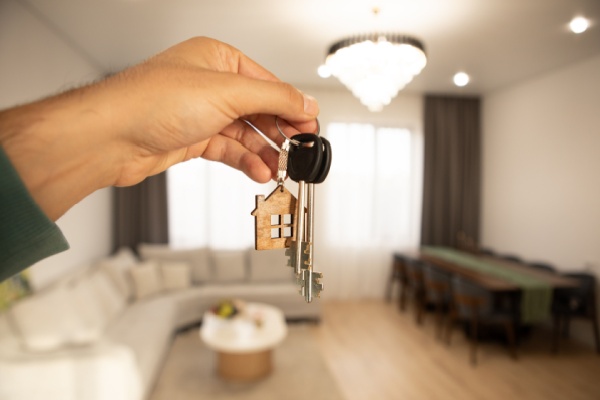 La loi de finances pour 2025 a profondément réformé la fiscalité applicable aux loueurs en meublé non professionnels (LMNP) lors de la revente de biens immobiliers. Une réforme dont les contours viennent d’être précisés. On fait le point…