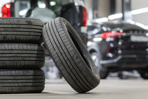 Depuis 2004, le secteur du pneumatique fait partie des 21 filières à responsabilité élargie du producteur (REP). Parmi ses objectifs figure, notamment, le développement du rechapage des pneus. Une technique mise sur le devant de la scène dans le cahier des charges des acteurs de la filière…