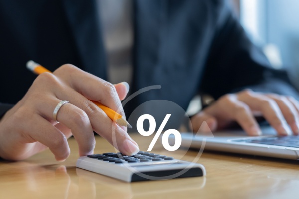 La cotisation due à la Caisse des Français de l’étranger dépend notamment de l’âge de l’assuré, de son niveau de rémunération ou encore de la couverture souscrite. Depuis le 1er avril 2026, son montant a évolué… Dans quelle mesure ?