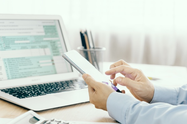 Comme chaque année, le mois d'avril marque le début de la campagne de déclaration des revenus, selon un calendrier qui diffère selon votre lieu de résidence et selon le mode utilisé pour procéder à cette déclaration. Voici le calendrier complet de la déclaration 2026 des revenus 2025…