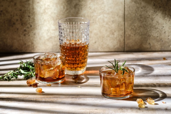 Afin de préserver la santé publique, les campagnes publicitaires autour de l’alcool sont fortement encadrées. Une récente décision du juge permet d’illustrer les limites qui s’appliquent… ou non… autour de ces campagnes…