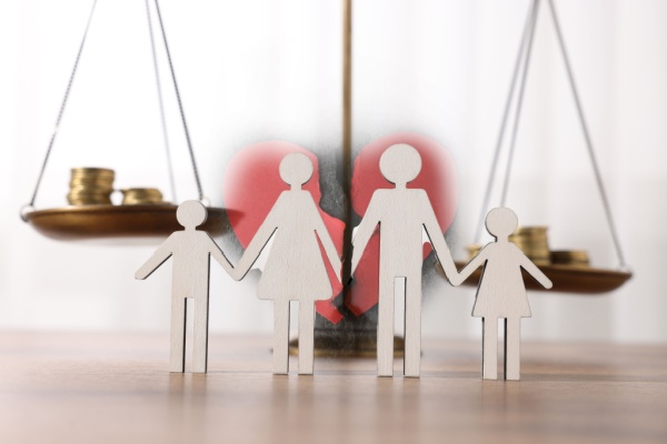 Les pensions alimentaires versées à un proche (enfant, ex-conjoint ou ascendant) peuvent, sous conditions, être déduites de votre revenu imposable. Encore faut-il respecter des règles précises tenant à la situation du bénéficiaire, à la nature des sommes versées et à leur mode de fixation. On fait le point…