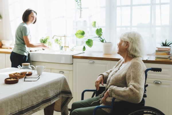 Jusqu’ici, certains particuliers employeurs pouvaient profiter d’un allègement de charges patronales dès 70 ans, pour l’embauche d’une aide à domicile, même sans perte d’autonomie particulière. Cet avantage social devient toutefois plus difficile à obtenir: à quel âge pourra-t-on désormais en bénéficier automatiquement ?