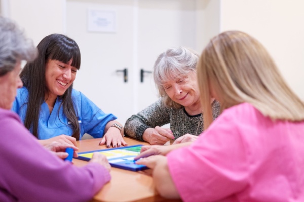 Les établissements de santé peuvent proposer des prestations d’hébergement non médicalisé au bénéfice de certains patients. Des précisions sont faites concernant le financement de ces prestations…