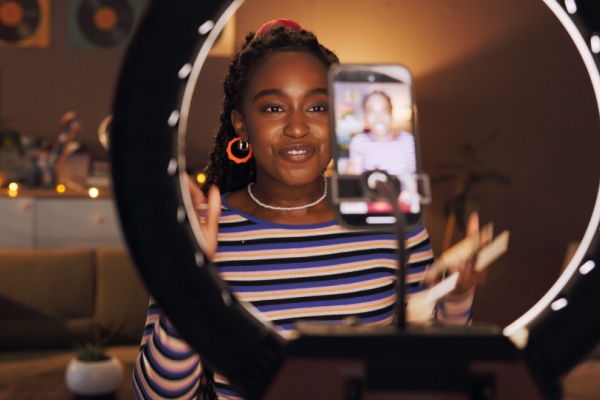 Pour encadrer l’activité d’influence commerciale, qui s’est fortement et rapidement développée ces dernières années, les pouvoirs publics ont instauré des obligations à la charge des influenceurs, notamment en matière d’information des consommateurs. Des obligations qui viennent d’être détaillées, s’agissant spécialement des promotions faites à propos des actions de formation professionnelle financées par des fonds publics…