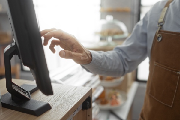 La loi de finances pour 2026 a rétabli la possibilité pour les commerçants de justifier de la conformité de leur logiciel de caisse par la production d’une attestation individuelle de l’éditeur, selon des modalités qui viennent d’être précisées. Que faut-il en retenir ?