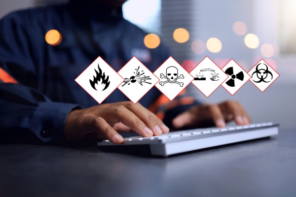 En matière de risque chimique, l’inspection du travail peut désormais agir plus vite et plus directement. Ainsi, l’employeur peut être mis en demeure de prendre des mesures concrètes pour protéger les salariés, sous peine d’un arrêt temporaire de l’activité. Tour d’horizon de cette réforme…