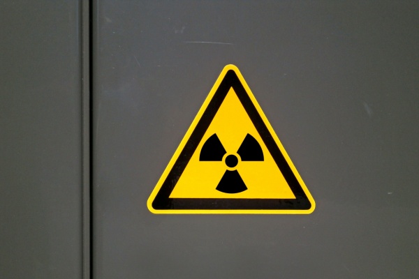 Depuis le 11 avril 2026, les travailleurs mineurs restent, par principe, exclus des travaux les exposant aux rayonnements ionisants. La nouveauté tient au critère retenu pour identifier les postes concernés : il ne repose plus seulement sur les anciennes catégories d’exposition, ce qui conduit in fine à élargir le champ de l’interdiction. Voilà qui mérite quelques explications…