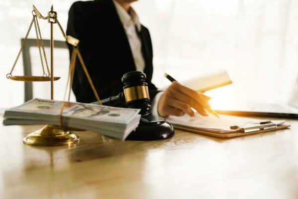 Un avocat, contraint de rembourser à l’un de ses clients des honoraires déjà versés et taxés au titre de l’impôt sur le revenu, décide de déduire la somme remboursée de ses bénéfices au titre de l’année du remboursement. Ce que lui refuse l’administration fiscale. Pourquoi ?