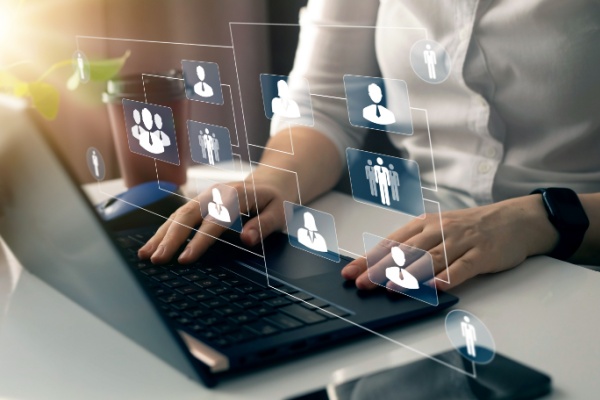 De nombreuses obligations sociales varient selon l’effectif de l’entreprise, alors même que les règles de décompte applicables ne sont pas toujours les mêmes. Un nouveau simulateur est désormais disponible pour aider les employeurs à y voir plus clair : comment fonctionne-t-il ?