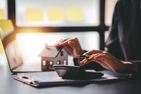 Un mécanisme anti-abus a été instauré à l’occasion de la 1re vente d’un usufruit temporaire. Mais ce dispositif s’applique-t-il lorsque l’opération est rémunérée, non par des liquidités, mais par l’attribution de titres de sociétés ? Réponse du juge…