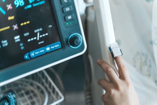 Comme tous les sujets relatifs à la santé des personnes, les dispositifs médicaux et les dispositifs médicaux de diagnostic in vitro (IVD) font l’objet d’une réglementation précise, tant au niveau européen qu’au niveau national. Une réglementation qui a été parachevée récemment, sans que les grandes lignes en soient bouleversées…